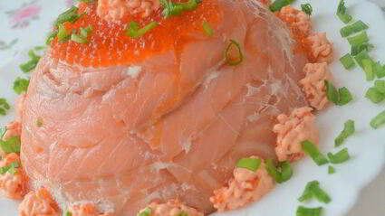 праздничный цукотто из форели с нежнейшим креветочным муссом, огурцом и сливочным кремом