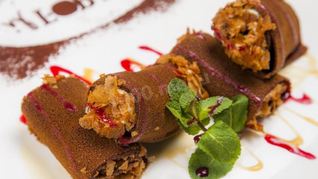 Ржаные блинчики с апельсиновым муссом и вафельной крошкой