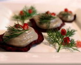 Селедочный мусс на свекольных чипсах