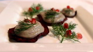 Селедочный мусс на свекольных чипсах