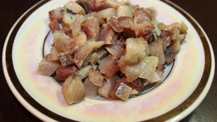 селедочный мусс на свекольных чипсах