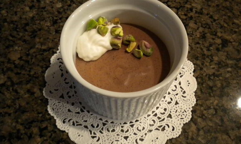 Рецепт шоколадного мусса с кремом и фисташками