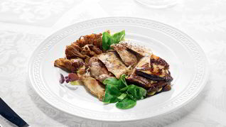 Цесарка с лисичками, белыми грибами и муссом из пастернака