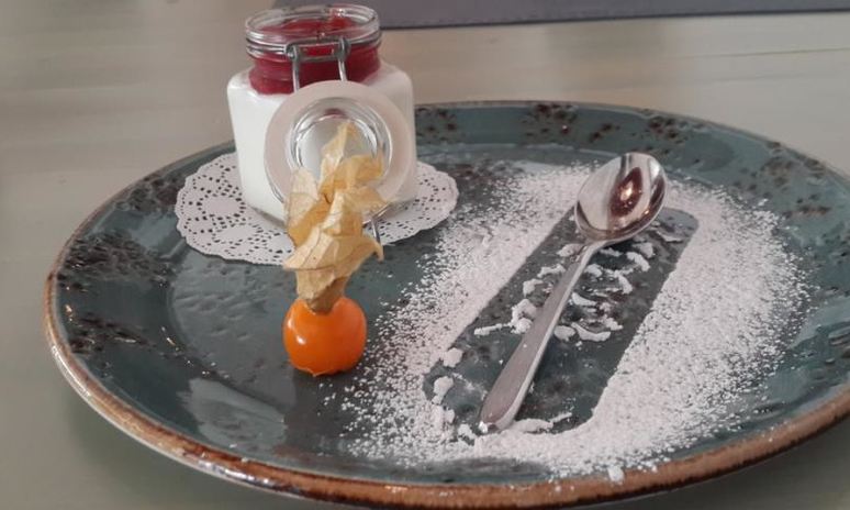 Рецепт панны котта с брусничным соусом и физалисом