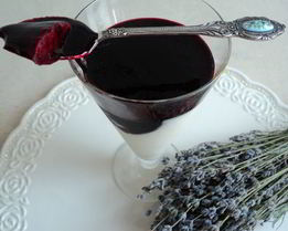 Панна котта с лавандой и черничным соусом