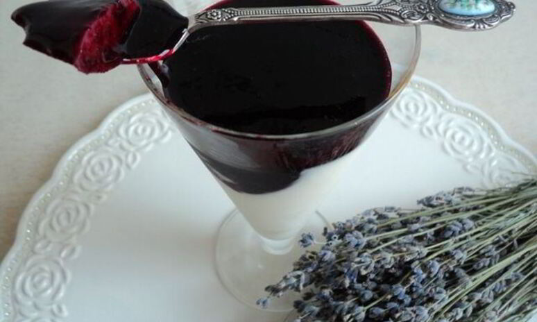 Рецепт панны котта с лавандой и черничным соусом