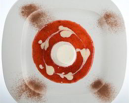 Панна-котта с пахтой, клубникой и черным перцем