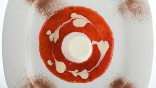 Панна-котта с пахтой, клубникой и черным перцем