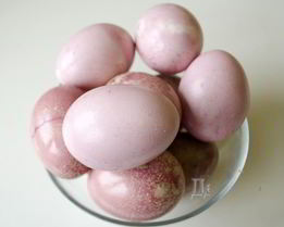 Красим пасхальные яйца в розовый цвет соком свеклы