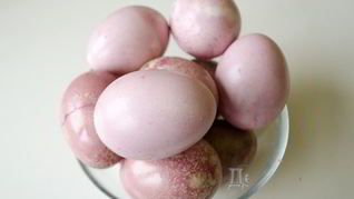 Красим пасхальные яйца в розовый цвет соком свеклы