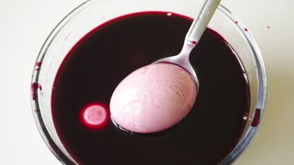 красим пасхальные яйца в розовый цвет соком свеклы