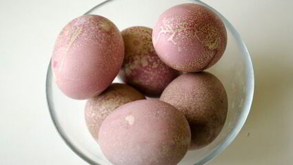 красим пасхальные яйца в розовый цвет соком свеклы