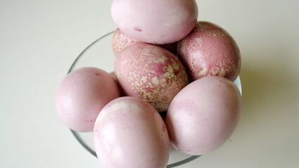 красим пасхальные яйца в розовый цвет соком свеклы