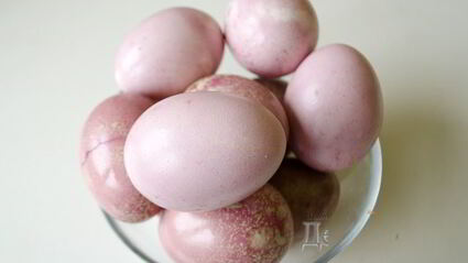 красим пасхальные яйца в розовый цвет соком свеклы