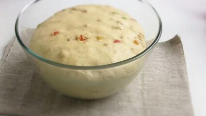 кулич пасхальный медовый на воде с цукатами и изюмом