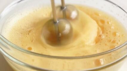 кулич пасхальный медовый на воде с цукатами и изюмом