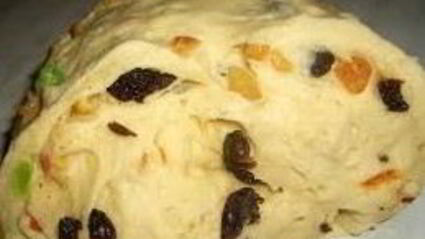 кулич с изюмом и цукатами