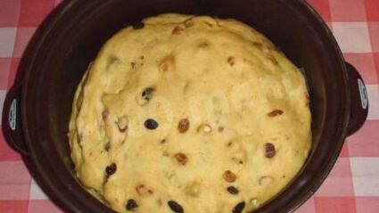 кулич с изюмом и цукатами