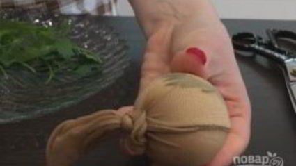 простая покраска пасхальных яиц