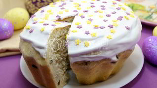 Вкусный пасхальный кулич с изюмом