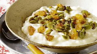 Пудинг с изюмом и тыквенными семечками