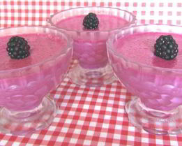 Суфле из ягод ежевики со сгущенным молоком