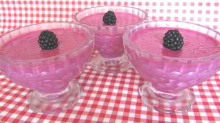 Суфле из ягод ежевики со сгущенным молоком