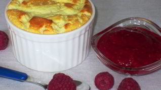 Воздушное творожное суфле с малиновым соусом