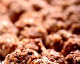 Трюфели с клюквой в крошке из грецкого ореха