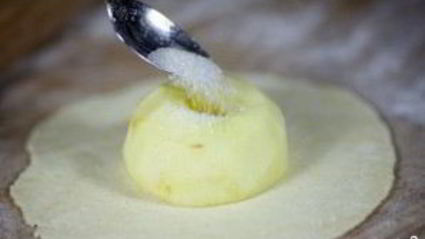 яблоки, запеченные в тесте