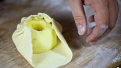 яблоки, запеченные в тесте