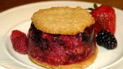 ягодное желе с кокосовыми крекерами