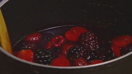 ягодное желе с кокосовыми крекерами