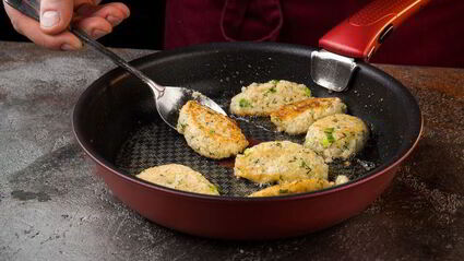 биточки из киноа с цветной капустой и укропом