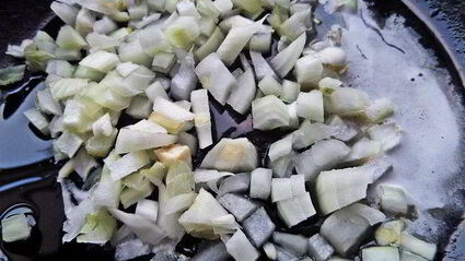 чечевица с пикантным луком и авокадо