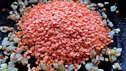 чечевица с пикантным луком и авокадо