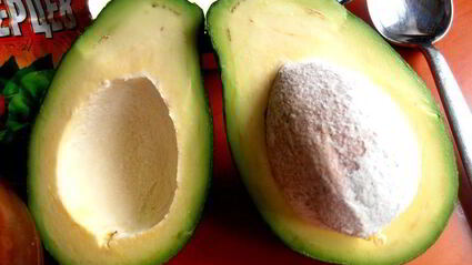 чечевица с пикантным луком и авокадо