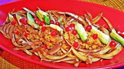 чечевица с пикантным луком и авокадо