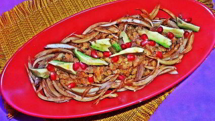 чечевица с пикантным луком и авокадо