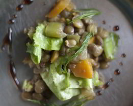 Чечевица с салатными листьями и зеленью укропа