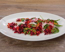 Чечевица со свеклой, шпинатом и йогуртной заправкой