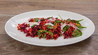 Чечевица со свеклой, шпинатом и йогуртной заправкой