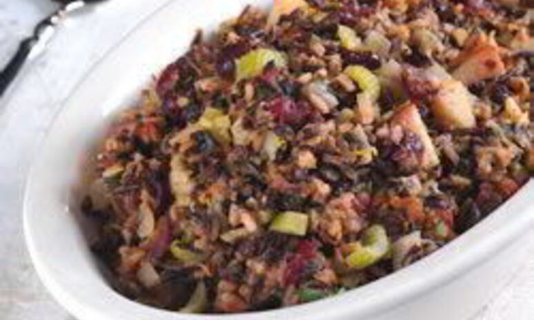 Рецепт дикого риса с яблоками, сельдереем и сухофруктами