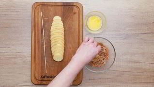 Картофель на шпажках с сыром