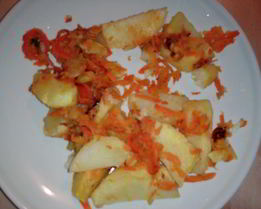 Картофель по-деревенски с яблоками и морковью