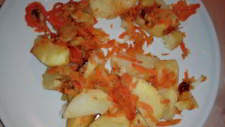 Картофель по-деревенски с яблоками и морковью