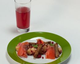 Картофель с брусникой и слабосоленым лососем