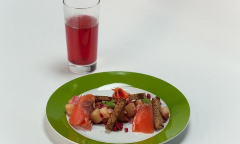 Рецепт картофеля с брусникой и слабосоленым лососем