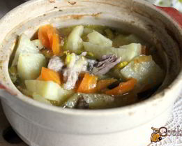 Картофель с мясом и чечевицей в горшочках