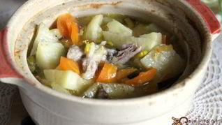 Картофель с мясом и чечевицей в горшочках